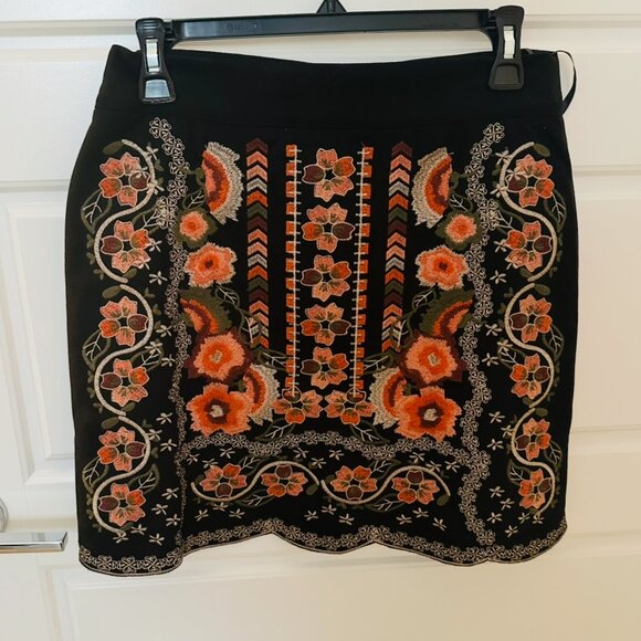 THML EMBORIDERED MINI SKIRT MEDIUM NWOT - Picture 1 of 3